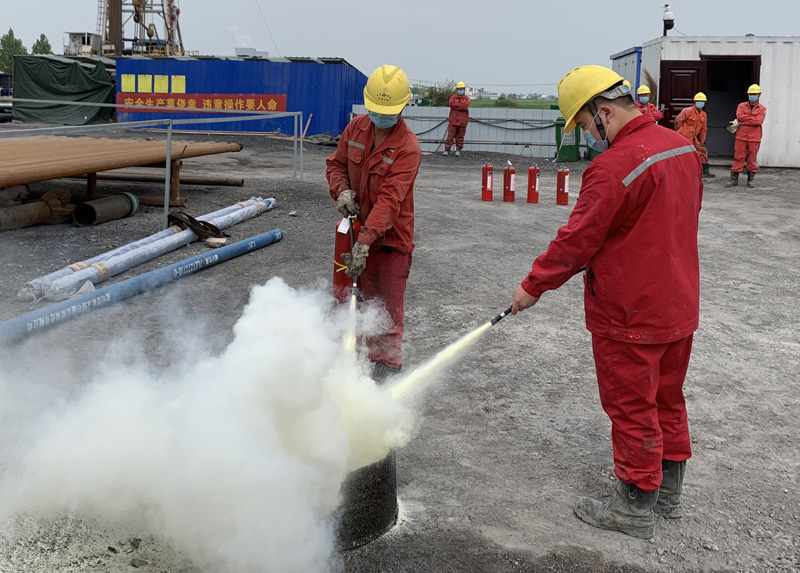 强化安全意识 建设平安工地——队板集项目开展消防灭火演练2.jpg